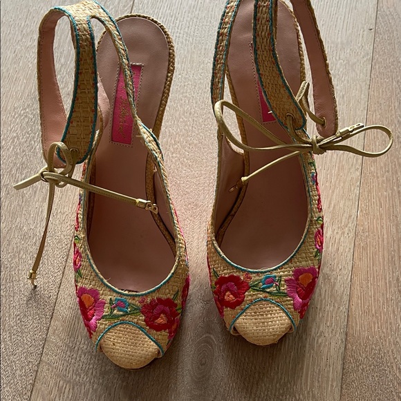 Betsy Johnson Floral Embroidered straw Peep-Toe Heels - Picture 2 of 6